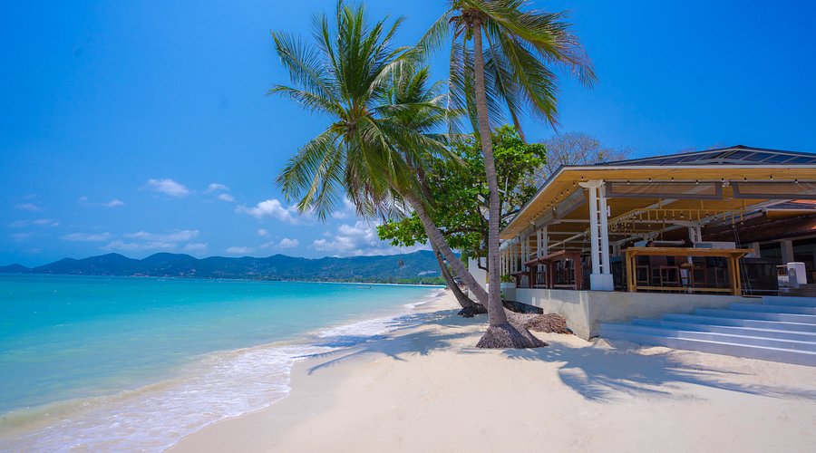 Ha Koh Samui strandjairól van szó, Chaweng Beach szinte biztosan az elsők között kerül szóba. A sziget keleti partján húzódó hosszú, világos homokos partszakasz Koh Samui egyik legismertebb és legpezsgőbb üdülőövezete.