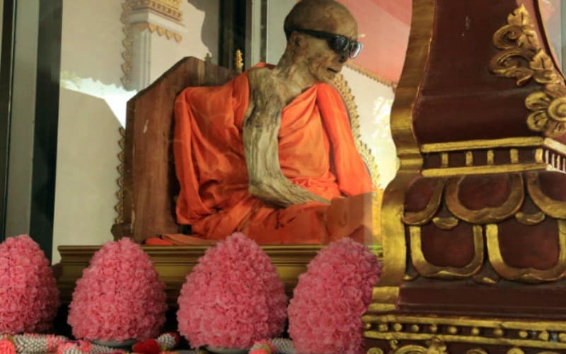 Luang Pho Daeng 1894-ben született Koh Samuin. Fiatalon rövid időre szerzetesnek állt, majd visszatért a világi élethez, családot alapított és hat gyermeke született.