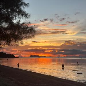 A tenger túloldalán Koh Phangan hegyes sziluettje rajzolódik ki, ami különösen tiszta időben gyönyörű hátteret ad a strandnak.
Ez az északi part egyik olyan apró extrája, amit a keleti strandokon nem kapsz meg.