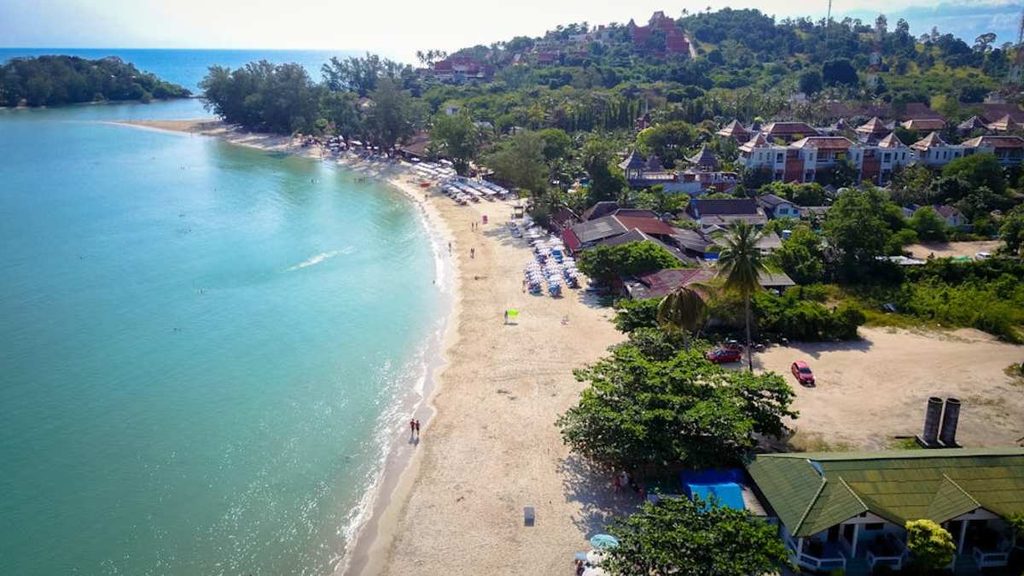 A Choeng Mon Beach Koh Samui északkeleti részének egyik legkellemesebb strandja. A finom homokos part, a nyugodtabb környezet és a sekélyebb víz miatt különösen kedvelt a családok, párok és pihenésre vágyók körében.

