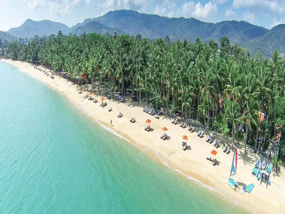 A Maenam Beach Koh Samui északi partjának egyik leghosszabb és legnyugodtabb strandja. A több kilométeres, pálmafákkal szegélyezett partszakasz egészen más hangulatot kínál, mint Chaweng vagy Lamai: itt kevesebb a nyüzsgés, több a tér, és sokkal inkább a pihenés kerül előtérbe.