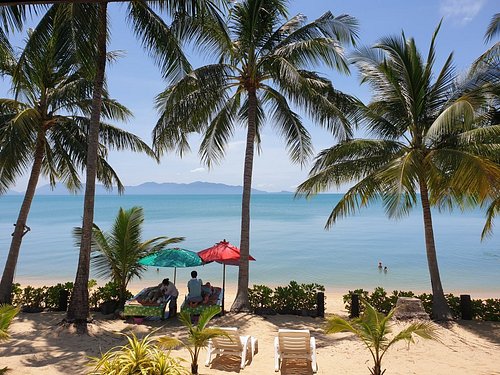 Maenam egyik különlegessége a Koh Phangan felé nyíló kilátás.
Tiszta időben a szomszédos sziget hegyvonulatai jól láthatók a strandról, így a panoráma egészen más, mint Koh Samui keleti partjáról.